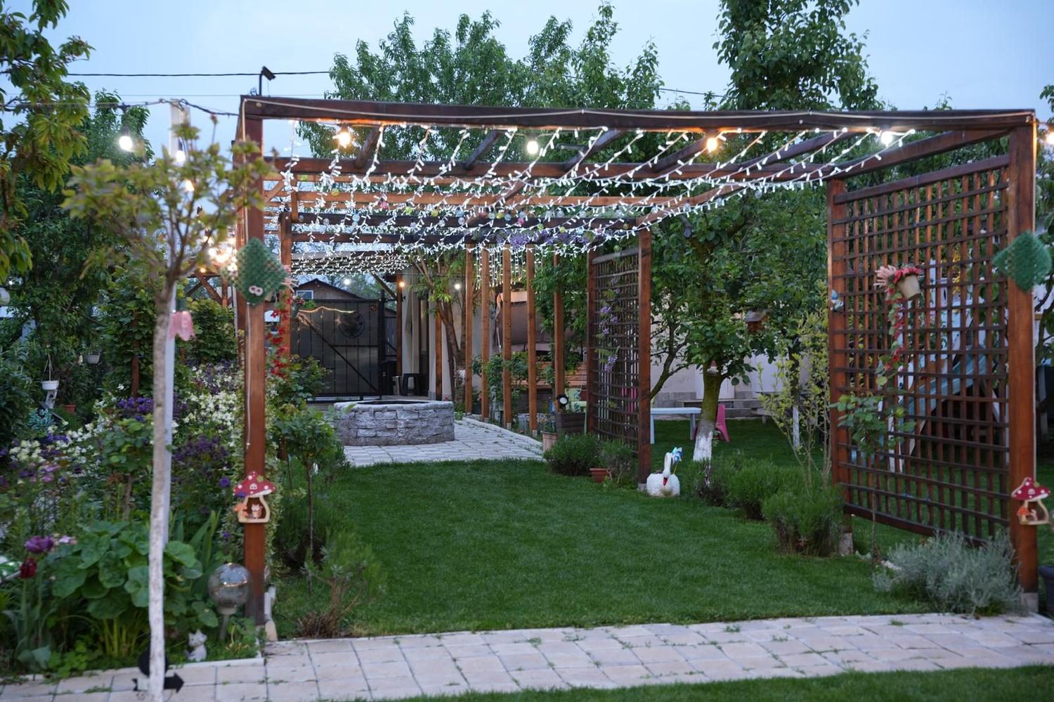 Pergola de lemn cu luminițe, seara