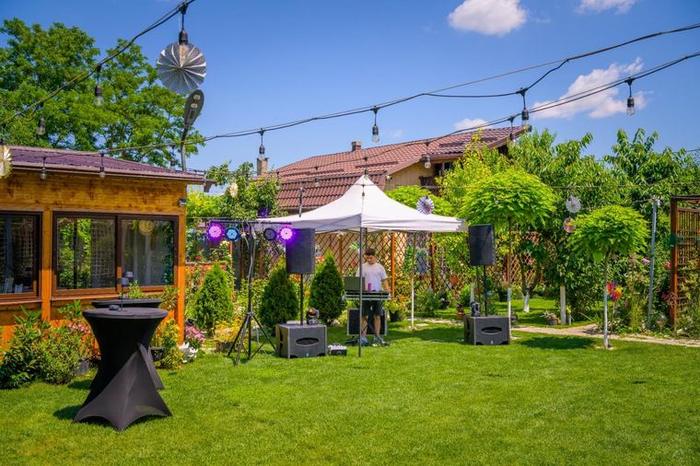 Zona de DJ cu sonorizare și lumini în grădină