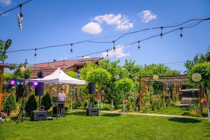 Garden party cu DJ și lumini