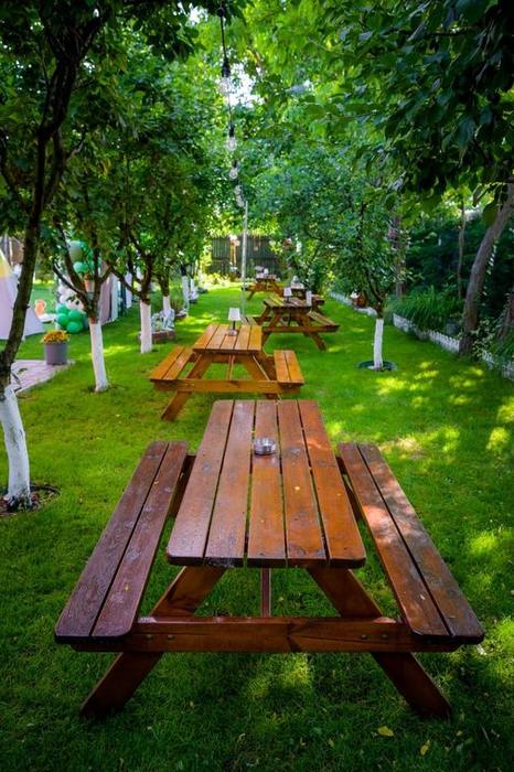 Mese de picnic în livadă