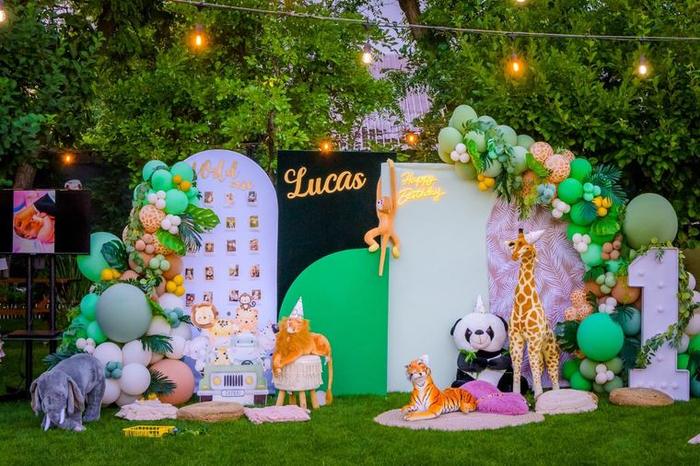 Zona de decor seara, cu lumini calde