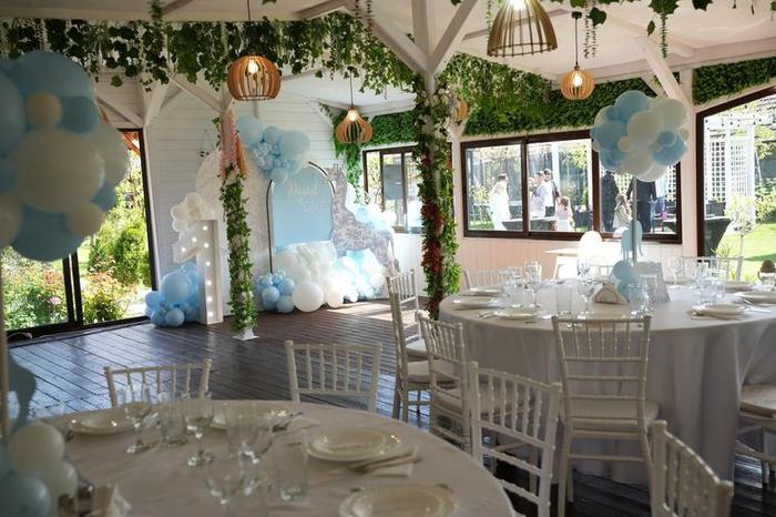 Salon decorat pentru botez