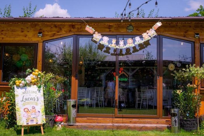 Intrarea în salon, decorată pentru aniversare