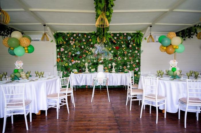 Salon decorat pentru aniversare