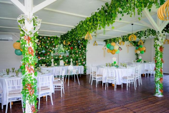 Salonul acoperit, decorat cu perete floral